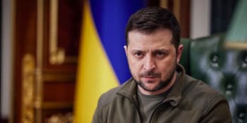 Ukrajinci platí statisíce, aby se vyhnuli armádě, stěžoval si Zelenskyj. Zmínil i přesnou cenu