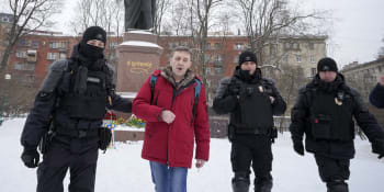 Promiň, Ukrajino. V ruských městech se protestuje, policie zadržela desítky lidí