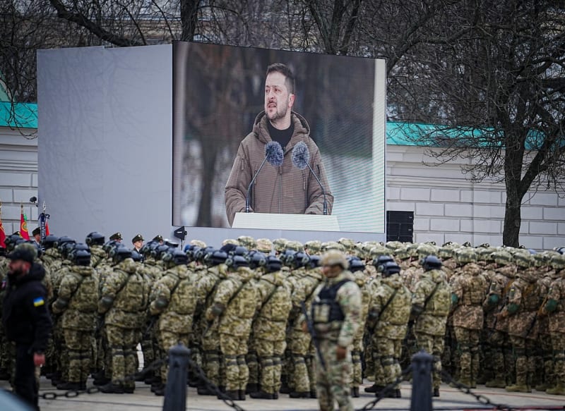 V den výročí ruské invaze na Ukrajinu promluvil prezident Volodymyr Zelenskyj v Kyjevě k vojákům.