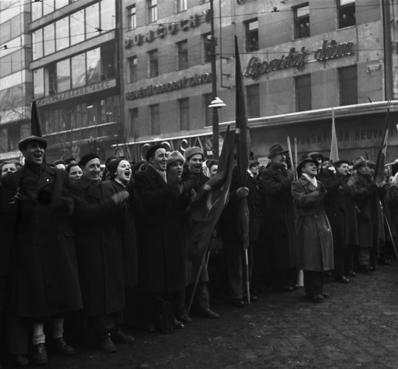 Dělníci na Václavském náměstí čekají na návrat Klementa Gottwalda z Hradu (25. února 1948)