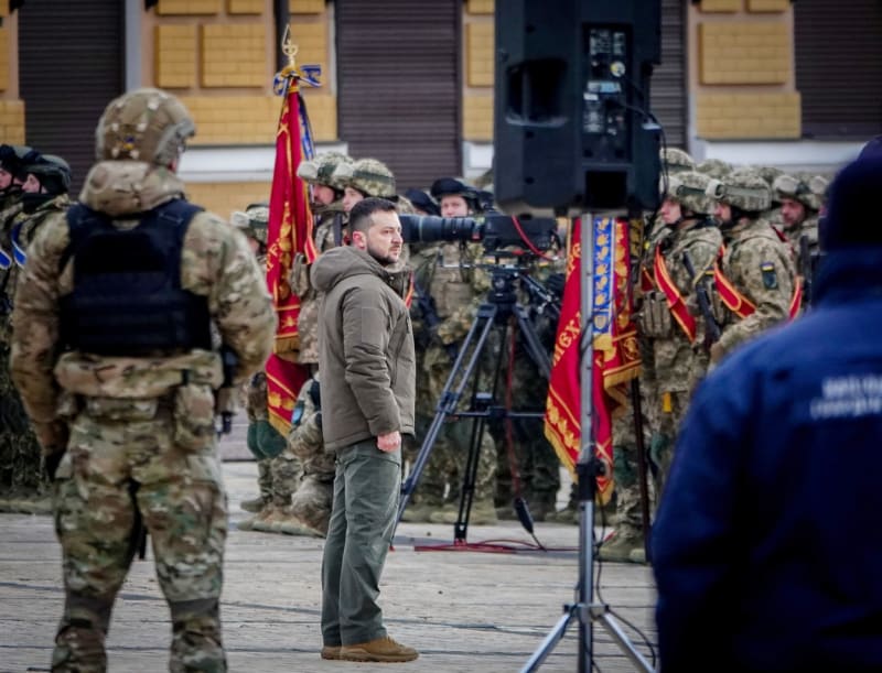 V den výročí ruské invaze na Ukrajinu promluvil prezident Volodymyr Zelenskyj v Kyjevě k vojákům.