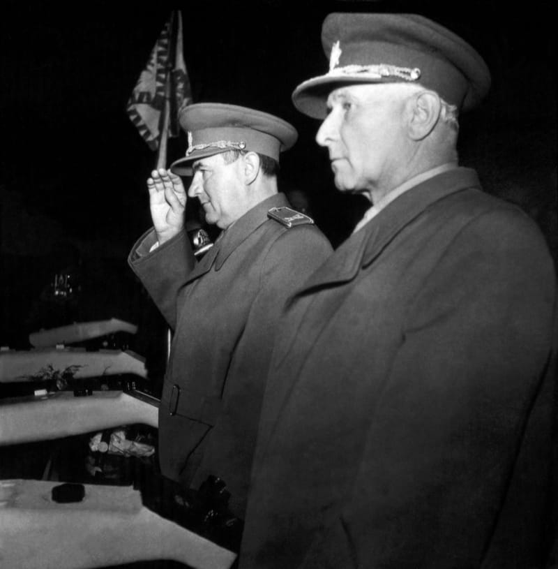 XI. Všesokolský slet na Strahovském stadionu 8. července 1948. Na snímku Klement Gottwald (vlevo) a ministr národní obrany Ludvík Svoboda