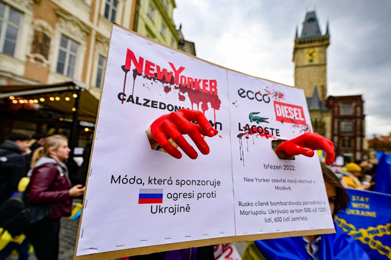 Pochod na podporu Ukrajiny, kterého se účastnily přinejmenším stovky lidí, prošel centrem Prahy.