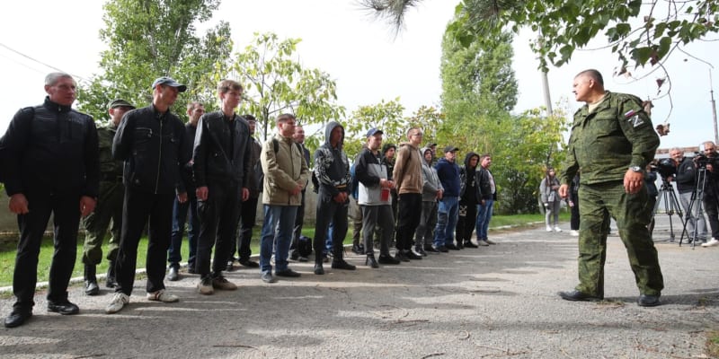 Muži, kteří v září dostali povolávací rozkaz, stojí před vojenským velitelstvím ve Volgogradu. Podle Lukáše Visingra přišli Rusové o značnou část mobilizovaných.