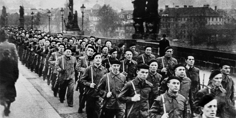 Lidové milice 25. února 1948 na Karlově mostě v Praze