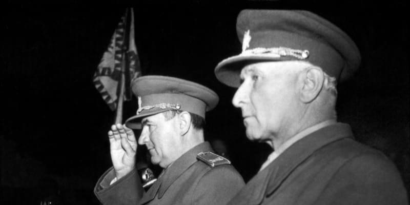 XI. Všesokolský slet na Strahovském stadionu 8. července 1948. Na snímku Klement Gottwald (vlevo) a ministr národní obrany Ludvík Svoboda