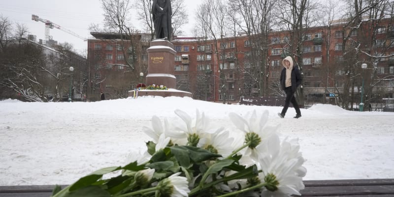 V Petrohradu policie zadržela lidi, kteří přišli položit květiny k pomníku ukrajinského básníka Tarase Ševčenka. 