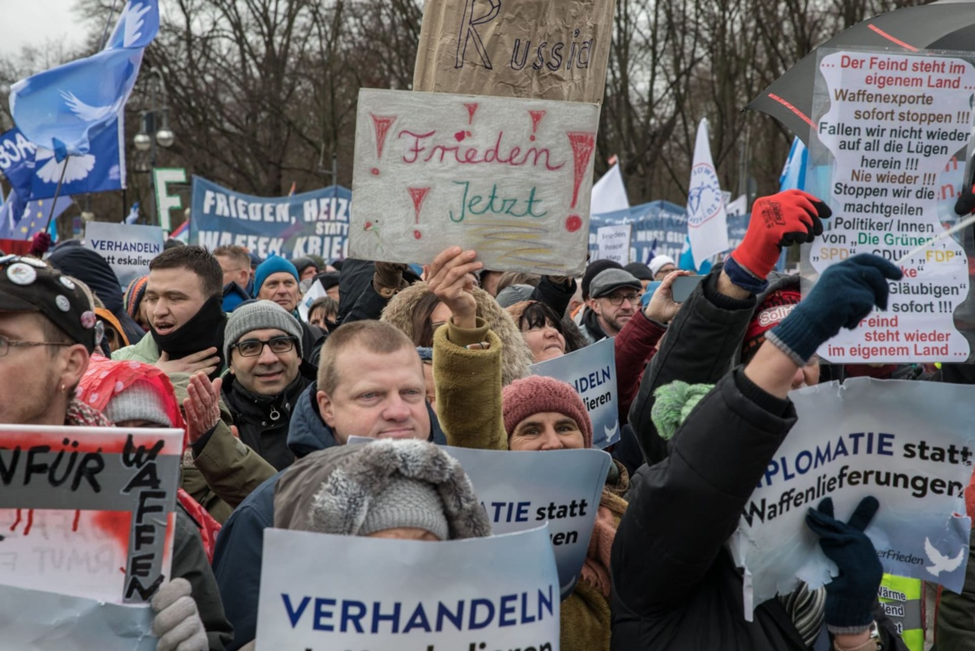 Přes 10 tisíc lidí v Berlíně demonstrovalo proti posílání zbraní na Ukrajinu.