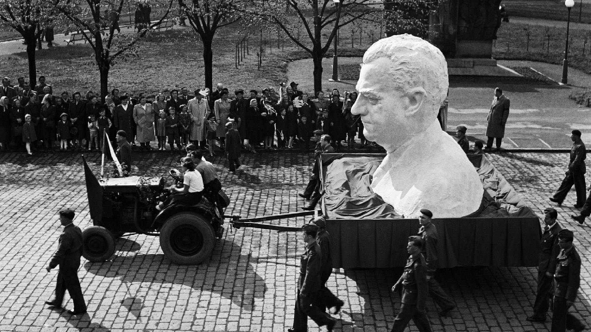 Obří busta Klementa Gottwalda v prvomájovém průvodu v roce 1951 na Kladně