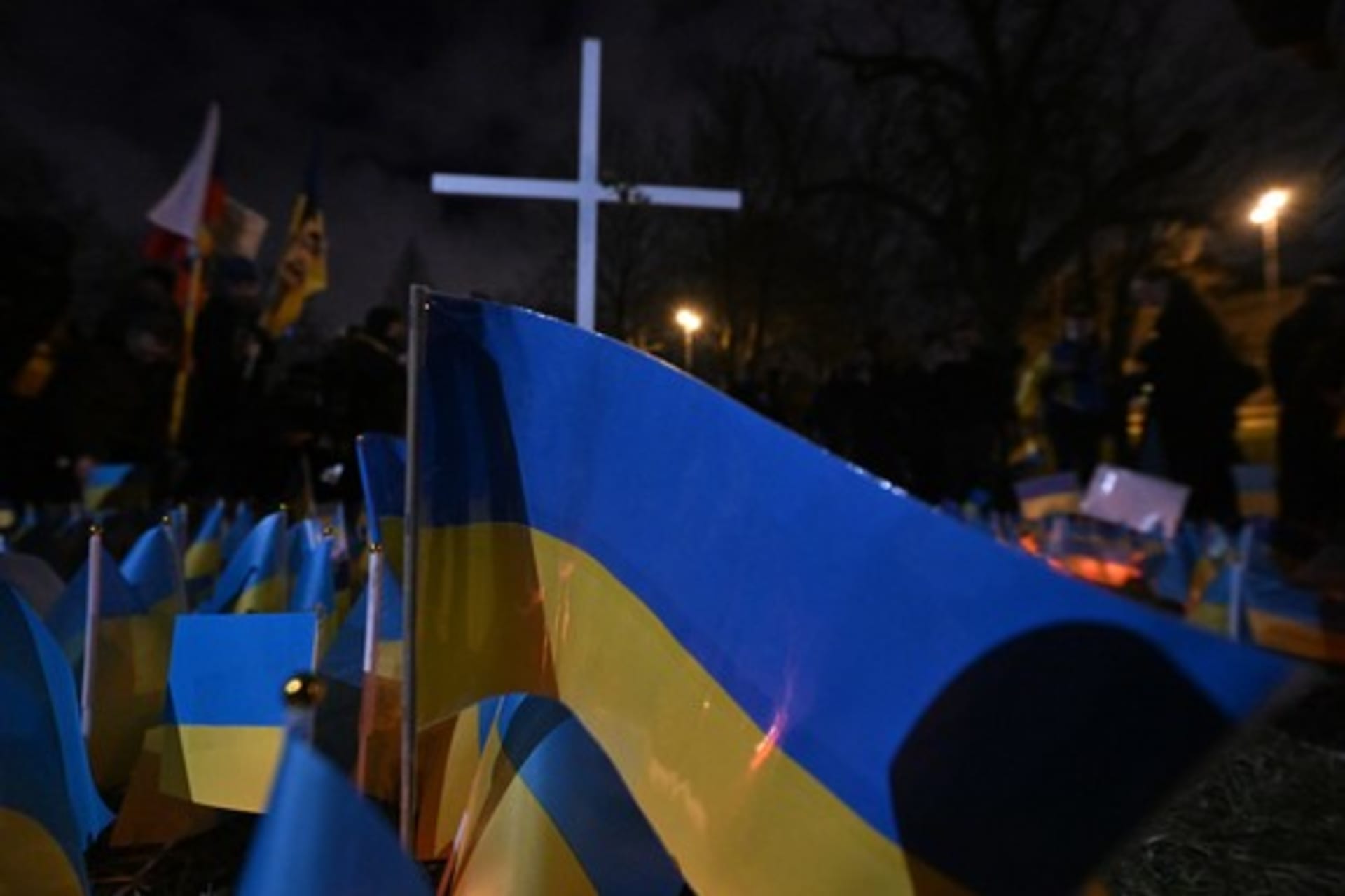 Lidé v Praze uspořádali pochod na podporu Ukrajiny k výročí vpádu ruských vojsk do země.