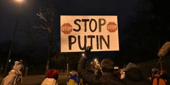 Putin je fuj, křičeli v průvodu. Tisíce lidí si na Letné připomněly výročí války na Ukrajině 
