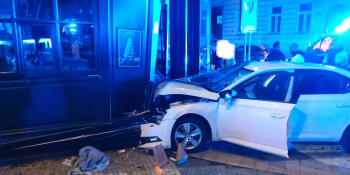 Neštěstí v Praze. Řidič dostal záchvat a vjel na zastávku I. P. Pavlova, pět lidí je zraněno