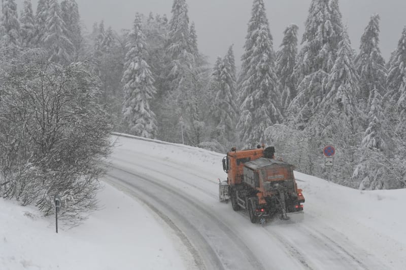 Sníh komplikuje dopravu v Krkonoších. Ilustrační snímek