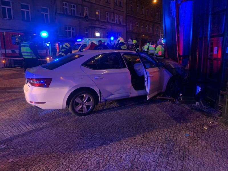 V Praze na I.P. Pavlova najelo auto na chodník a srazilo chodce. 