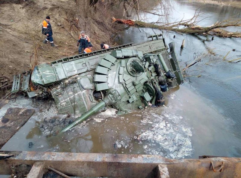 Ukrajinci se snaží vylovit utopený ruský tank.