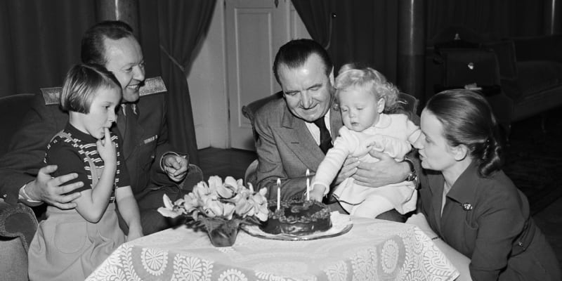 Alexej Čepička s nevlastní dcerou Helenou,  Klement Gottwald s vnučkou Martou a dcerou Martou Gottwaldovou-Čepičkovou v listopadu 1951