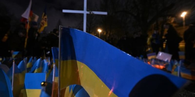 Lidé v Praze uspořádali pochod na podporu Ukrajiny k výročí vpádu ruských vojsk do země.