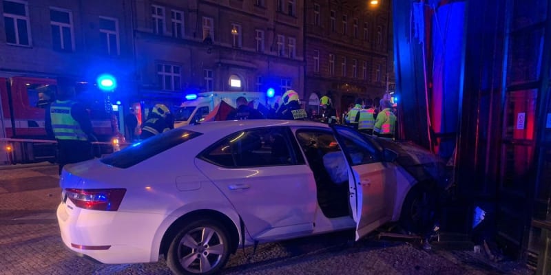 V Praze na I.P. Pavlova najelo auto na chodník a srazilo chodce. 