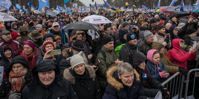 Přes 10 tisíc lidí v Berlíně demonstrovalo proti posílání zbraní na Ukrajinu.