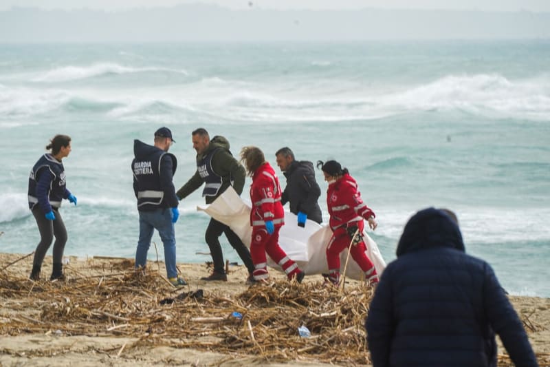 Při nehodě lodi s migranty u italského pobřeží zemřelo téměř 60 lidí.
