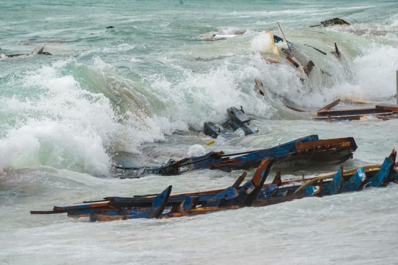 Při nehodě lodi s migranty u italského pobřeží zemřelo téměř 60 lidí.