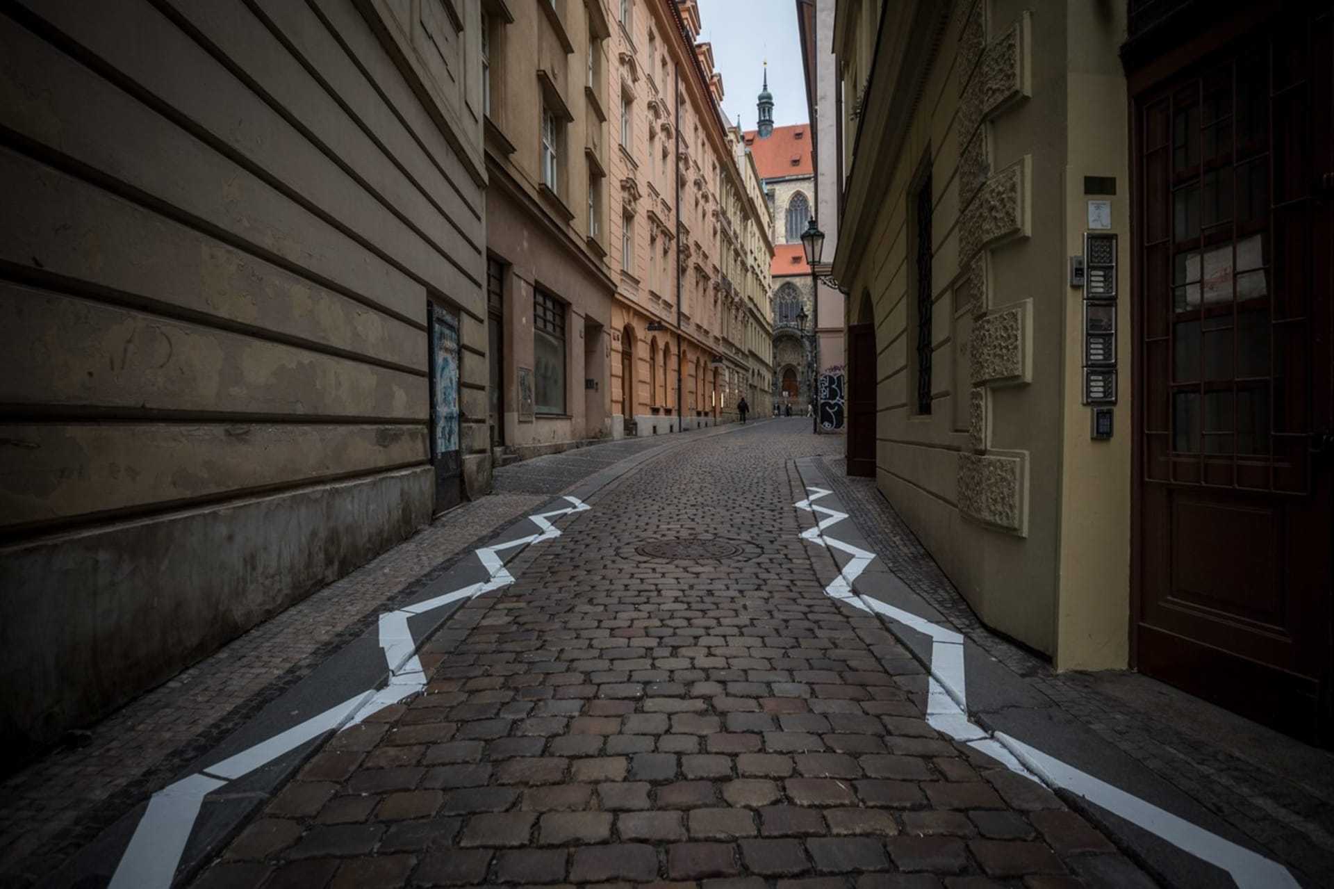 Veřejnosti se nové dopravní značení v historickém centru Prahy nelíbilo.
