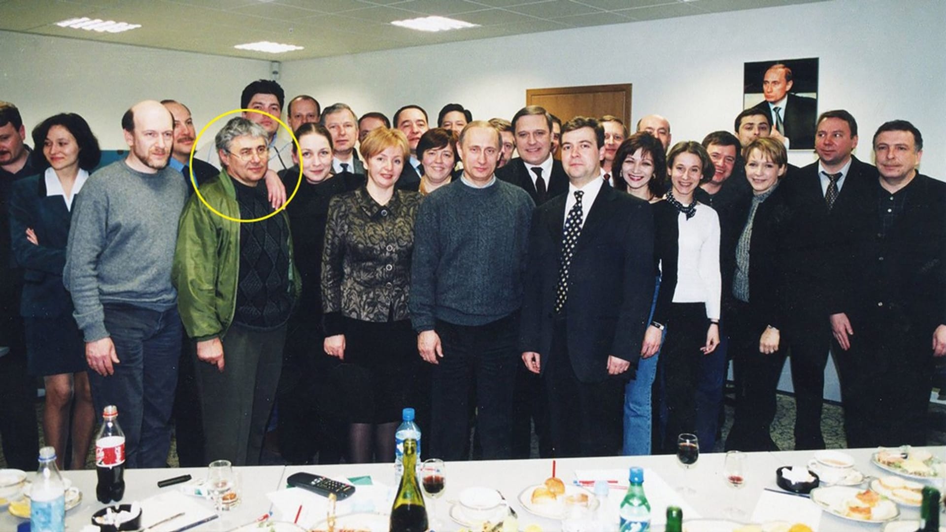 Gleb Pavlovskij (pátý zleva v zelené bundě) se velkou měrou podílel na první prezidentské kampani Vladimira Putina (zcela uprostřed ve svetru) pro volby v roce 2000. Jeho manažerem kampaně byl tehdy pozdější premiér a prezident Dmitrij Medveděv (vpravo od Putina v saku a kravatě).
