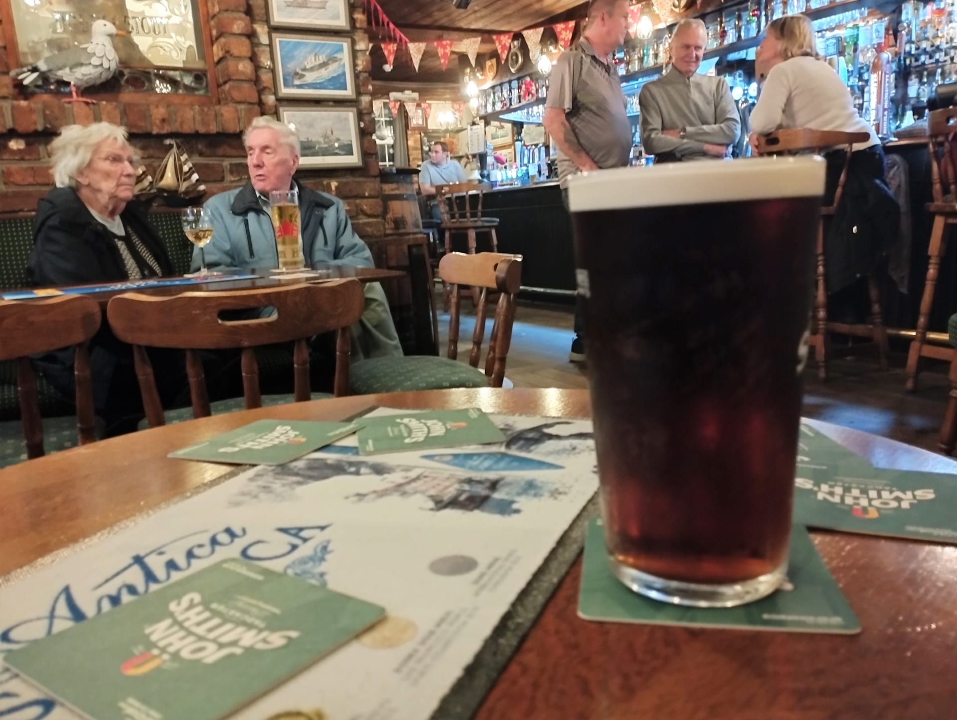 Ve Spojeném království je ve srovnání s Českem dražší snad pouze pivo. Pub Village Home v Gosportu na jihu Anglie. Pivo tu stojí 120 až 140 korun.