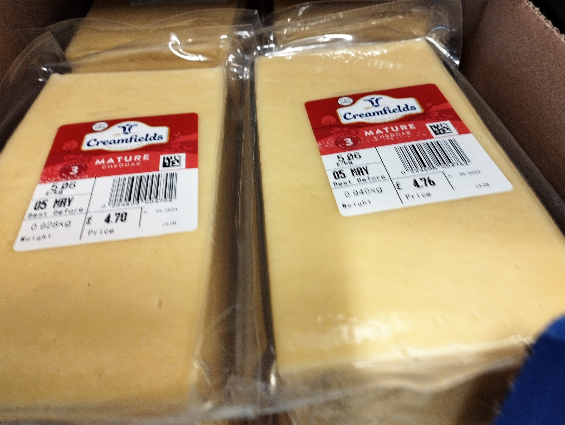 Přírodní farmářský zralý sýr cheddar (takzvaná zralost č. 3), 139 Kč za kilogram. Velká Británie, únor 2023