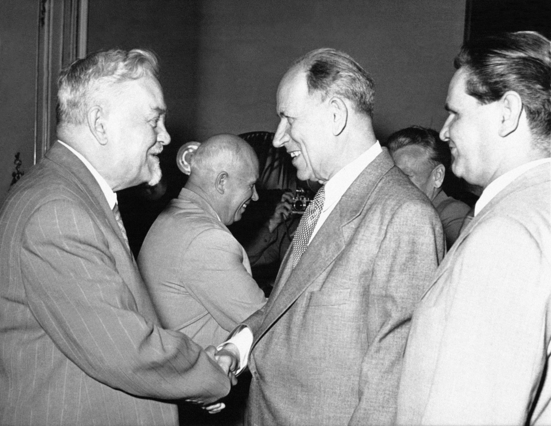 Antonín Zápotocký se zdraví s Nikolajem Bulganinem, v pozadí Nikita Chruščov