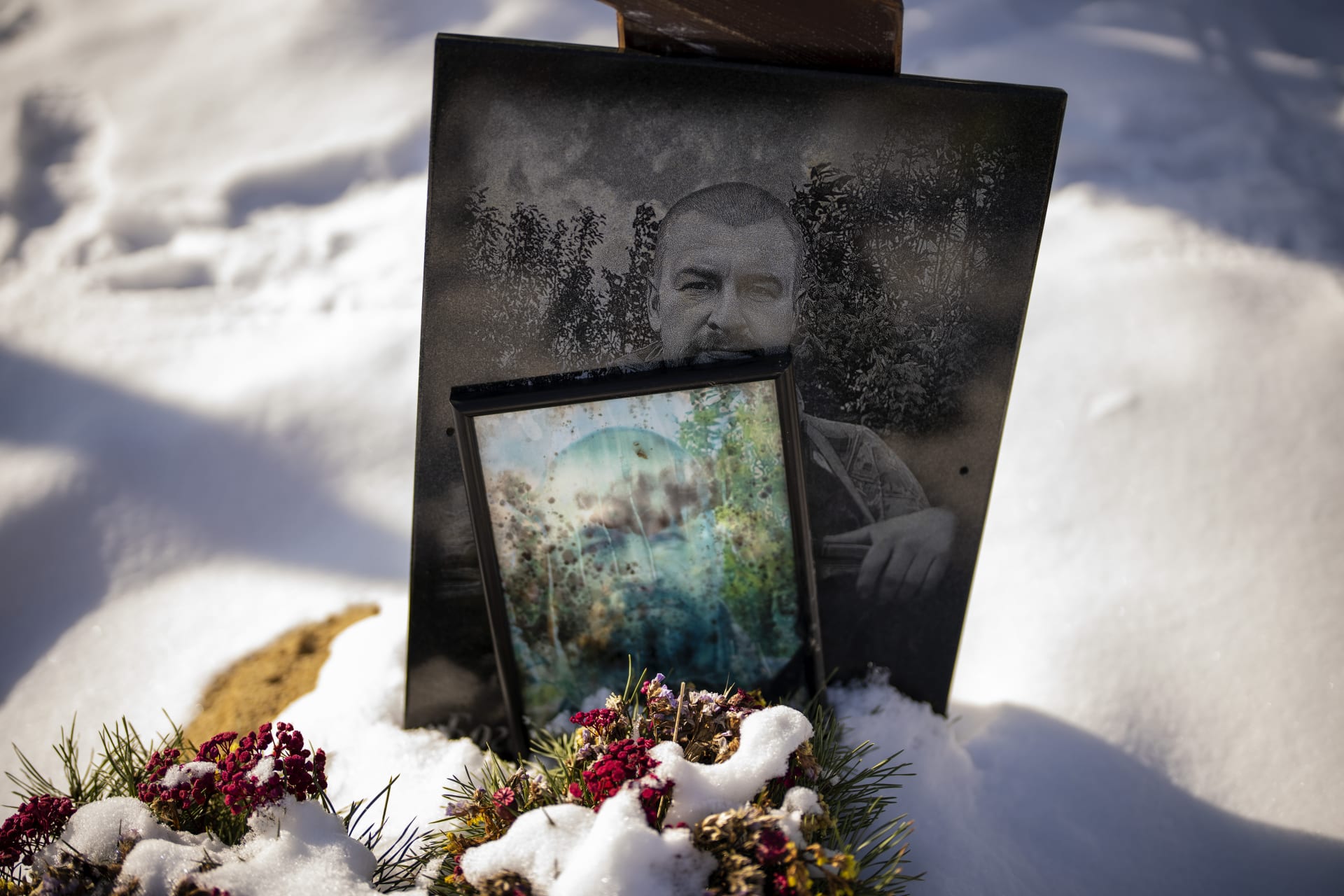 Portréty 46letého vojáka Bogdana Volodymroviče na jeho hrobě v Irpini. Byl zabit 31. května 2022. (9. 2. 2023)