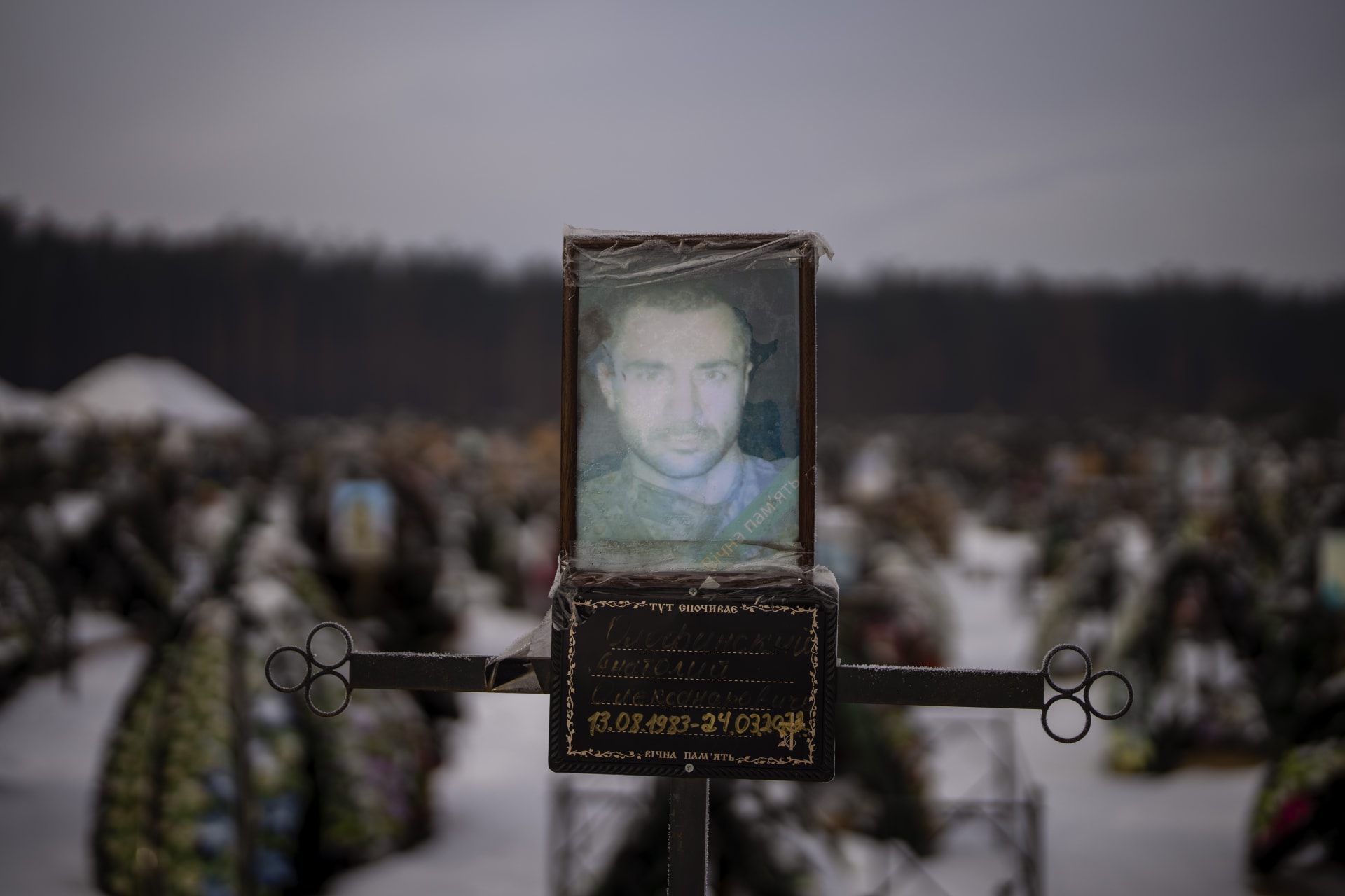 Vybledlý portrét 39letého Anatolije Olofunského na jeho hrobě v Irpini. (10.3.2023)