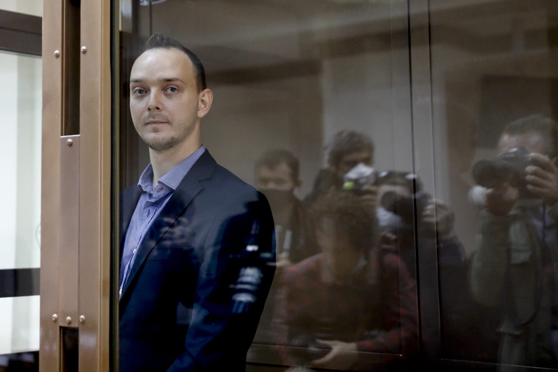 Ruský novinář Ivan Safronov má za vlastizradu za mřížemi strávit více než 20 let.