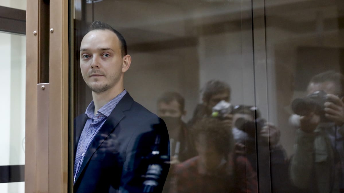 Ruský novinář Ivan Safronov má za vlastizradu za mřížemi strávit více než 20 let.