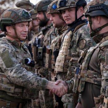 Oleksandr Syrskyj si třese rukou s vojáky v osvobozeném Lymanu. (4. 10. 2022)