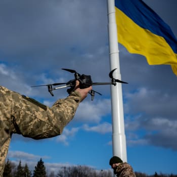 Ukrajinští vojáci cvičí pilotování komerčního dronu Mavic 3.