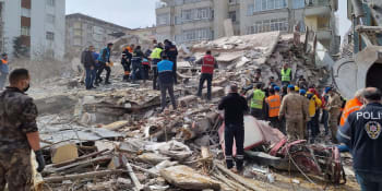 Turecko postihlo další silné zemětřesení. Trosky zřícených budov prohledávají záchranáři