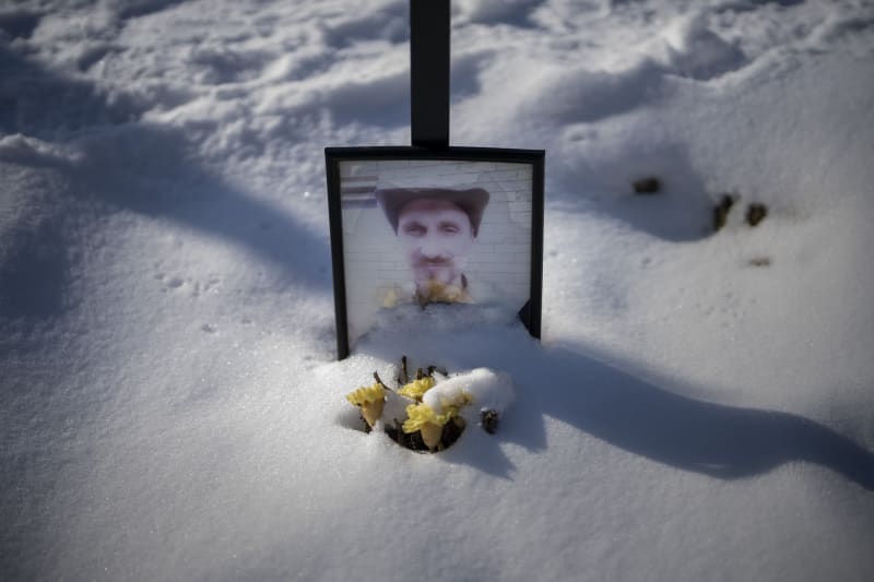 Vybledlý portrét 33letého Sergeje Oleksandroviče na jeho hrobě v Irpini. Byl zabit 13. června 2022. (9.3.2023)