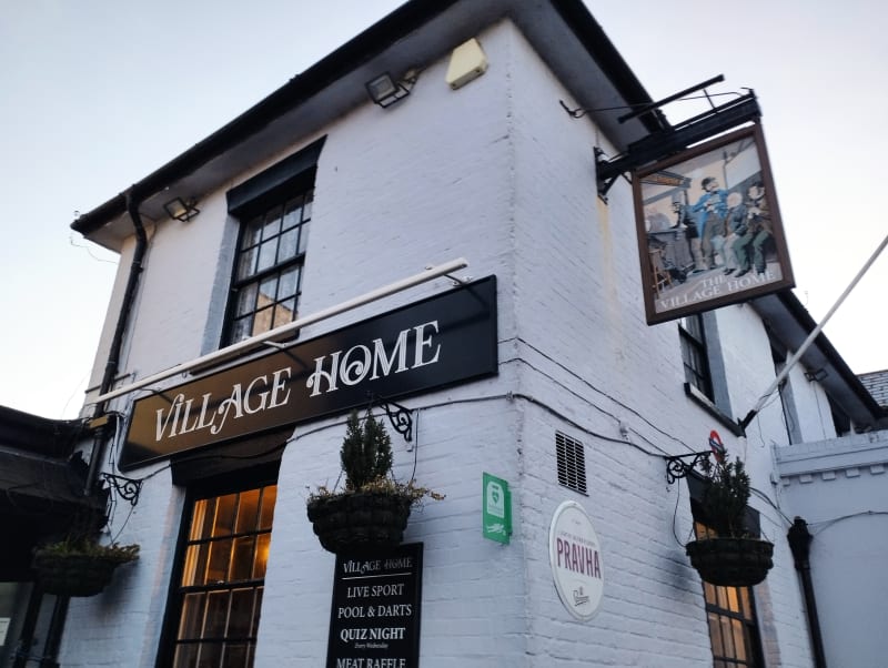 Ve Spojeném království je ve srovnání s Českem dražší snad pouze pivo. Pub Village Home v Gosportu na jihu Anglie.