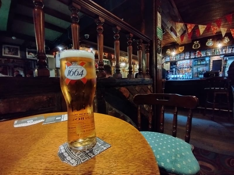 Ve Spojeném království je ve srovnání s Českem dražší snad pouze pivo. Pub Village Home v Gosportu na jihu Anglie. Pivo tu stojí 120 až 140 korun.