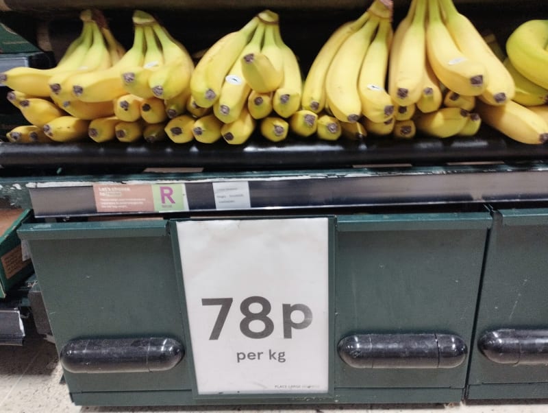 Kilo banánů 21,54 Kč. Velká Británie, únor 2023