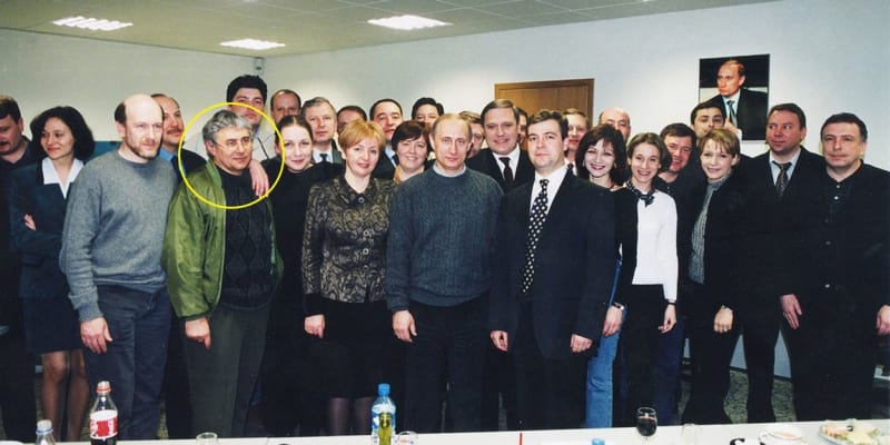 Gleb Pavlovskij (pátý zleva v zelené bundě) se velkou měrou podílel na první prezidentské kampani Vladimira Putina (zcela uprostřed ve svetru) pro volby v roce 2000. Jeho manažerem kampaně byl tehdy pozdější premiér a prezident Dmitrij Medveděv (vpravo od Putina v saku a kravatě).
