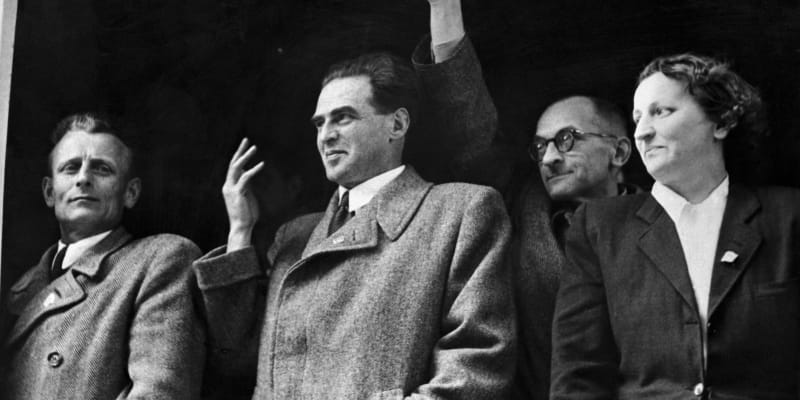 Rudolf Slánský (uprostřed) v roce 1947