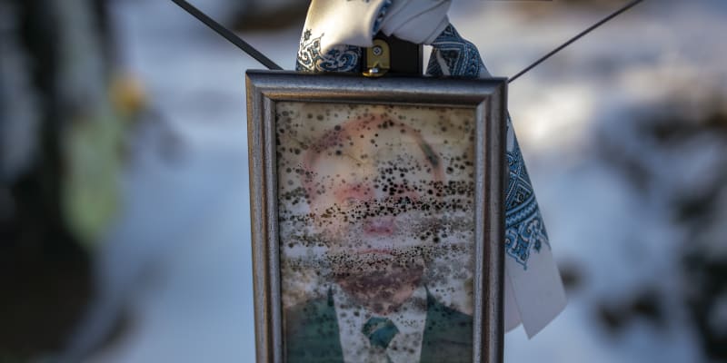 Poničený portrét 57letého Petro Vasylovyče na hrobě v Irpini. Pohřben byl 5. května 2022. (9.3.2023)