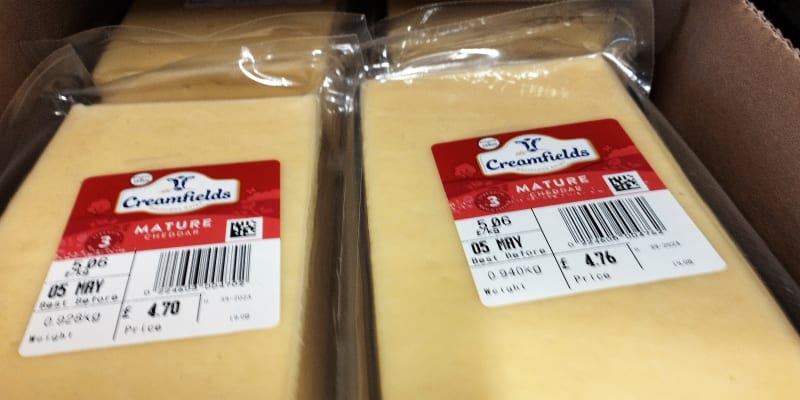 Přírodní farmářský zralý sýr cheddar (takzvaná zralost č. 3), 139 Kč za kilogram. Velká Británie, únor 2023