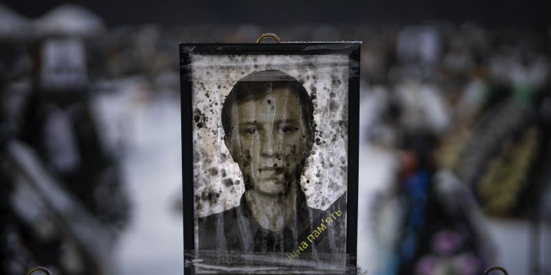 Opotřebovaný portrét 43letého Oleksandra Anatolijovyče na jeho hrobě v Irpini. Pohřben byl 13. července 2022. (9.2.2023)