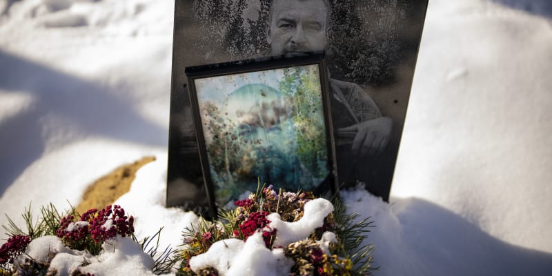 Portréty 46letého vojáka Bogdana Volodymroviče na jeho hrobě v Irpini. Byl zabit 31. května 2022. (9.2.2023)