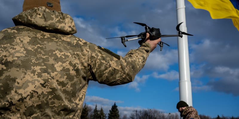 Ukrajinští vojáci cvičí pilotování komerčního dronu Mavic 3.
