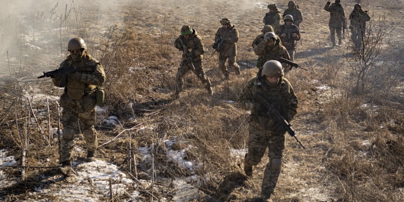 Vojáci ukrajinské tankové brigády během únorového cvičení v Charkovské oblasti