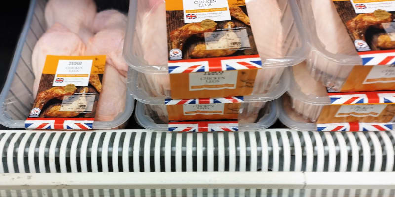 Kilogram kuřecích stehen za 58,08 Kč. Velká Británie, únor 2023